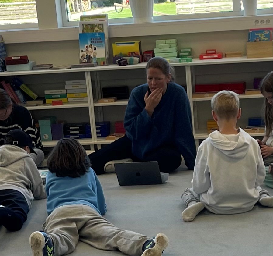 Undervisning blir gitt som presentasjonar i små grupper. I Montessori-skulen fungerer læraren som veiledar og fasilitator, der han eller ho observerer elevane, gir verktøy og tilpassar undervisninga etter den enkelte elev sine behov og interesser.
